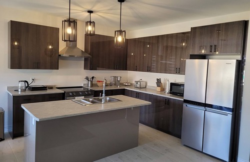 Wasaga Beach Casa | Brand new 5 BR bungalow, 15 minutes to the beach, ski hills, casino, hiking!