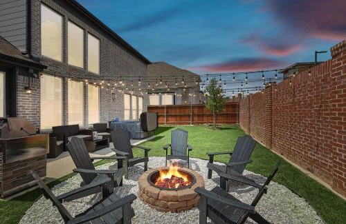 Irving Casa | Brand New 5BD 4BA Luxury Vacation Home w Hot Tub