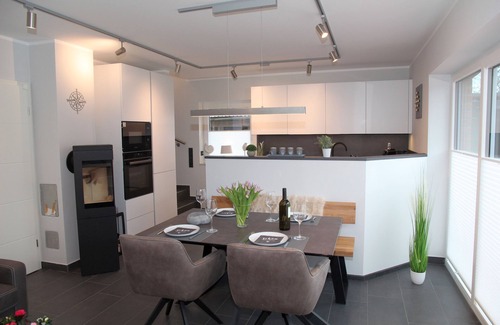 Eilsum Casa | Brand new 85sqm vacation home with dog permit directly on the water near Greetsiel!