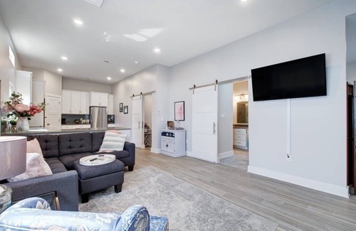 Austin Hills Casa | Brand New Adorable Arboretum bungalow