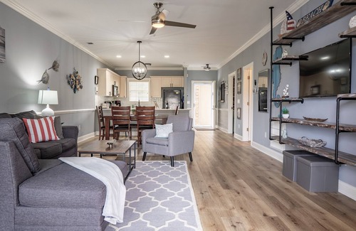 Central Myrtle Beach Condominio | Brand new amazing family/golfer retreat with lake & pool view & Elevator