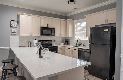 Central Myrtle Beach Condominio | Brand new amazing family/golfer retreat with lake & pool view & Elevator