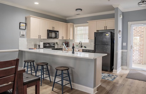 Central Myrtle Beach Condominio | Brand new amazing family/golfer retreat with lake & pool view & Elevator
