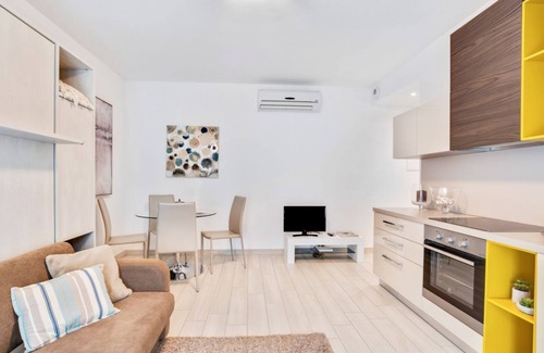 Cernobbio Apartamento | Monolocale con Giardino, AC e Garage Privato!