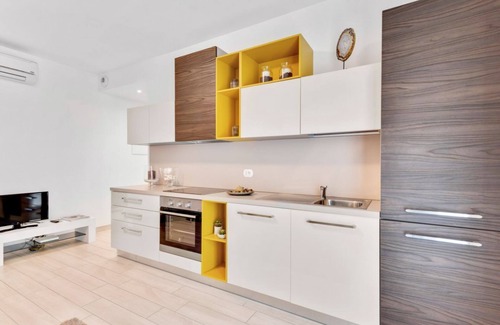 Cernobbio Apartamento | Monolocale con Giardino, AC e Garage Privato!