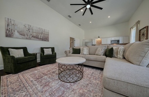 Lindale Casa | Brand New, Beautifully Appointed, Country Cottage!