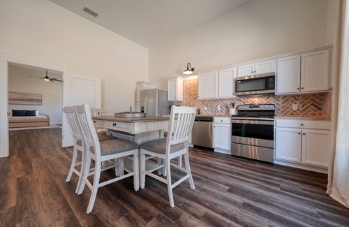 Lindale Casa | Brand New, Beautifully Appointed, Country Cottage!