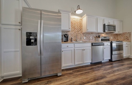 Lindale Casa | Brand New, Beautifully Appointed, Country Cottage!
