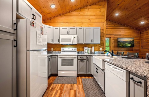 Gatlinburg Cabina | Brand New! Book NOW and receive tickets to Dollywood, Anakeesta and many more