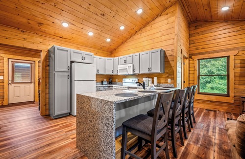 Gatlinburg Cabina | Brand New! Book NOW and receive tickets to Dollywood, Anakeesta and many more