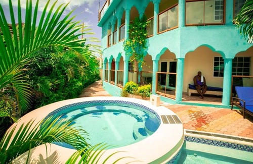 Negril Complejo | NUEVO HOTEL BOUTIQUE CON RESPIRACIONES TOMANDO VISTAS DE LA CIUDAD HISTÓRICA DE NEGRIL
