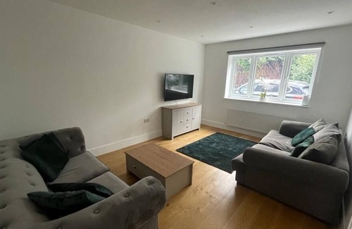 Redbridge Casa | Brand new build - 4 bed stunner - EV Charge point - Pool Table