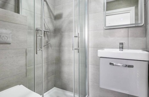Redbridge Casa | Brand new build - 4 bed stunner - EV Charge point - Pool Table