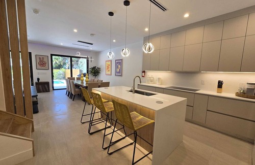 Croissant Park Casa | Brand new Built 4-bedroom pool house with fitness room, Heart of Fort Lauderdale