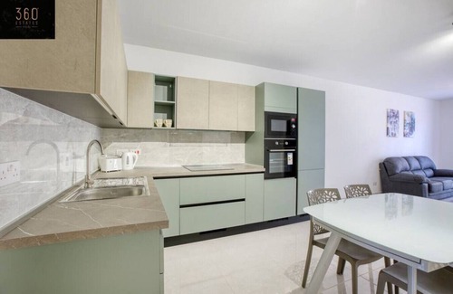 Gzira Apartamento | Brand new central APT with strong WIFI & Comfy Bed