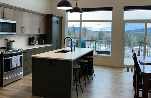 Nordegg Casa | Brand New Collieries Guest House with Fireplace