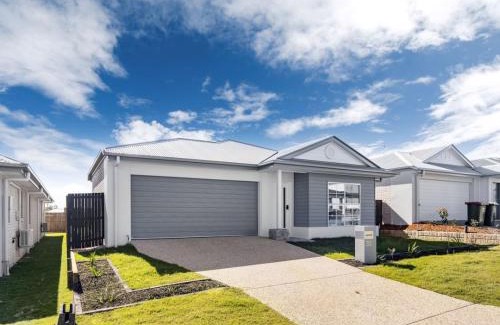 Greenbank Casa | Brand New Comfy Home 4Bedroom designer furniture