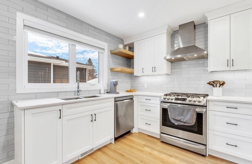 Southeast Calgary Casa | Brand New Comfy Inner City Oasis