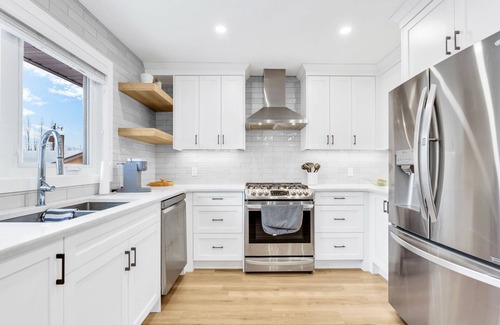 Southeast Calgary Casa | Brand New Comfy Inner City Oasis