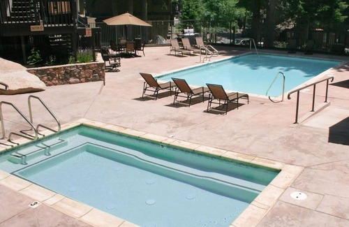 Majestic Pines Condominio | Brand New/Completely Renovated Mammoth Bigwood Condo/Garage