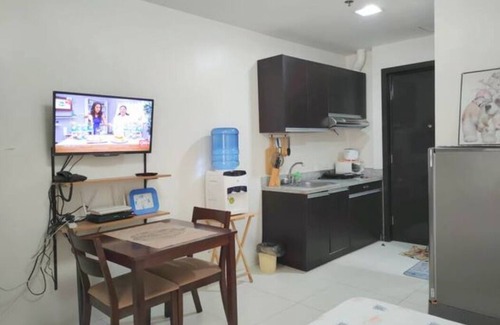 Mandaue Apartamento | Nuevo condominio (totalmente amueblado) con WIFI rápido y TV por cable