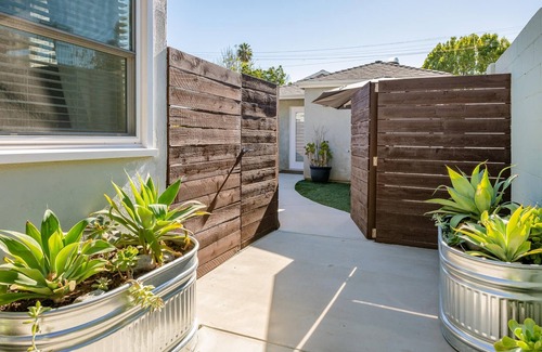 Van Nuys Cabaña | Brand New Cottage w/private yards & close to all!