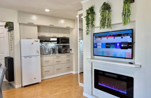 St. Francis Apartamento | Brand new cozy luxury apartment! Massage chair, two fireplaces with heaters