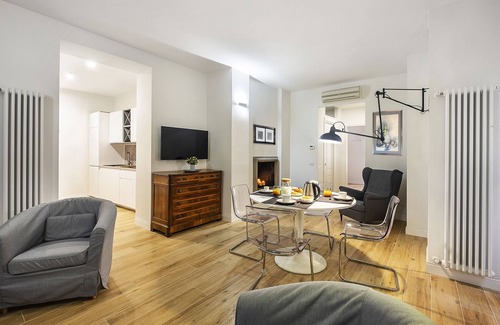 Rione II Trevi Apartamento | Brand new elegant cozy in the heart of Rome. For couple or family wifi AC