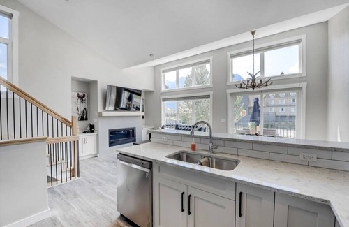 Teepee Town Casa | Brand NEW! Executive Mountain HomeW/Stunning Views