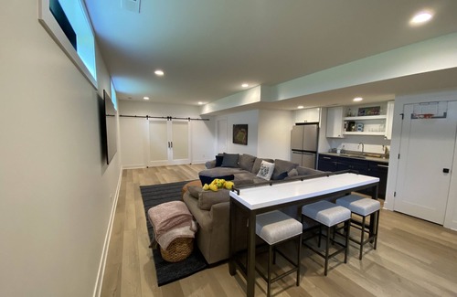 South Bend Casa | Brand New Family Friendly Gameday Home! Walk to ND