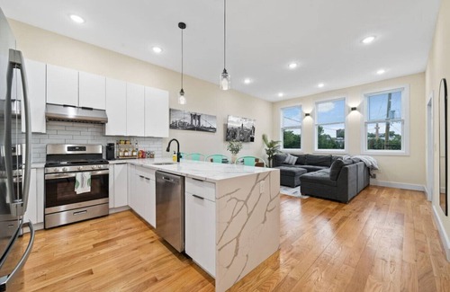 Communipaw Condominio | Brand New Family Home! The Game Room at City Key