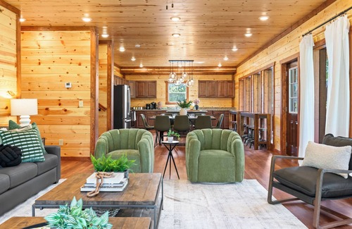 Sevierville Cabina | Brand New Greenleaf Lodge ~Indoor Pool ~ Hot Tub