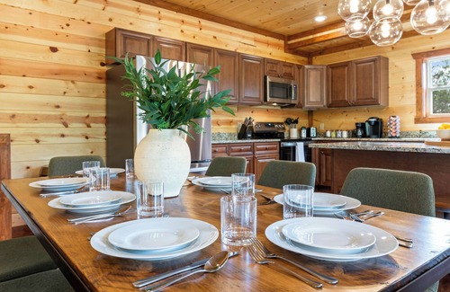 Sevierville Cabina | Brand New Greenleaf Lodge ~Indoor Pool ~ Hot Tub