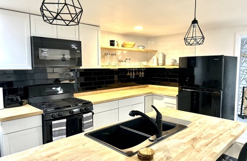 Detroit Apartamento | Brand new guest house urban oasis