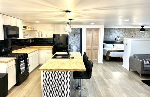 Detroit Apartamento | Brand new guest house urban oasis