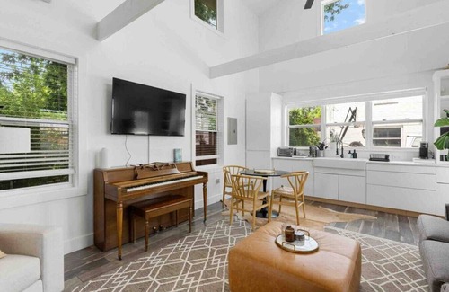 Barclay Drive Casa | Brand New Heated Pool! Close to Broadway!