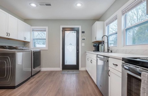 Scotts Casa | Brand New & High Quality Reno w/ Great Location