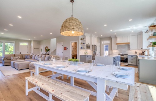 Lincoln City Casa | Brand New Home: 3 King Bedrooms, Kids Bonus and Bunk Room, Hot Tub, Near Beach!