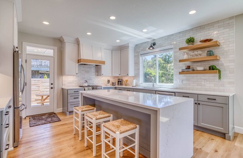 Lincoln City Casa | Brand New Home: 3 King Bedrooms, Kids Bonus and Bunk Room, Hot Tub, Near Beach!