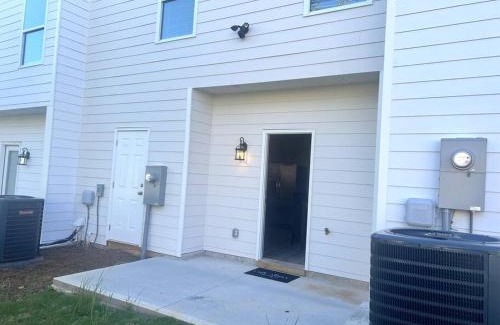 East Point Apartamento | Brand NEW HOME mins to airport