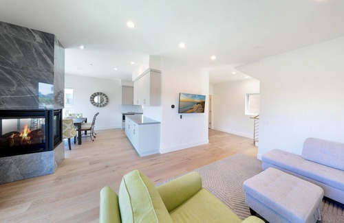 Corona del Mar Casa | Brand New Home w/ underground garage, elevator, fast WiFi, AC - 7 min to beach!