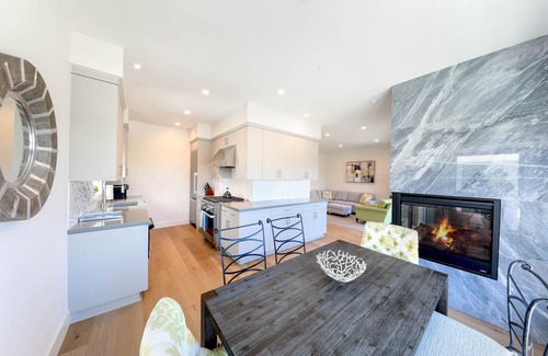 Corona del Mar Casa | Brand New Home w/ underground garage, elevator, fast WiFi, AC - 7 min to beach!