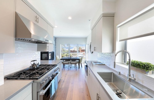 Corona del Mar Casa | Brand New Home w/ underground garage, elevator, fast WiFi, AC - 7 min to beach!