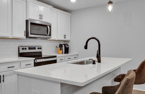 Burns Casa | Brand New House 45 min to Nashville in Peaceful Burns TN