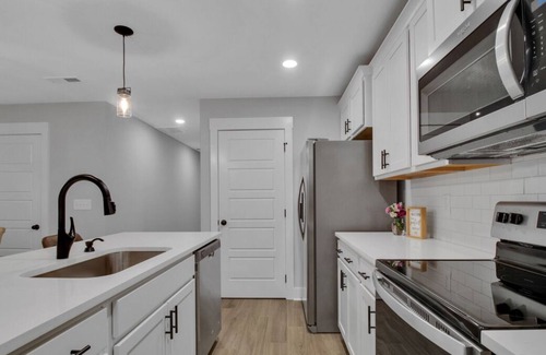 Burns Casa | Brand New House 45 min to Nashville in Peaceful Burns TN