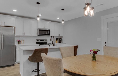 Burns Casa | Brand New House 45 min to Nashville in Peaceful Burns TN