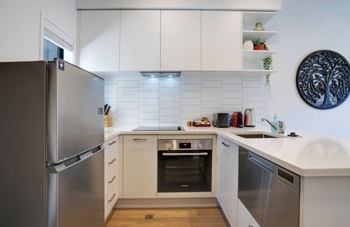 Auckland Casa | Brand New House by Botany - Parking