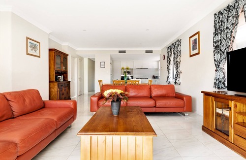Bayswater Casa | Brand New House in Central Location For Non Smokers Only