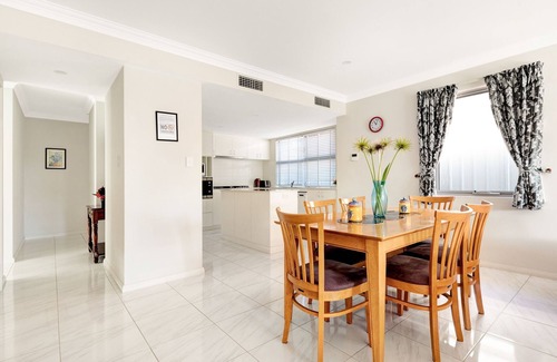 Bayswater Casa | Brand New House in Central Location For Non Smokers Only