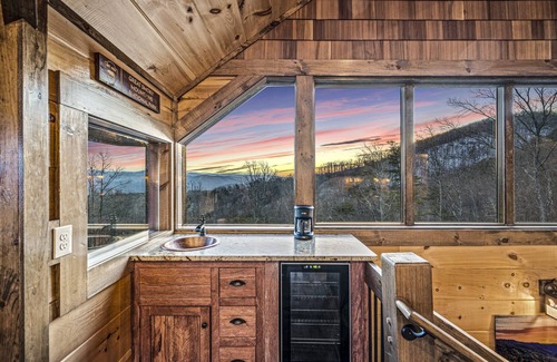 Gatlinburg - Pigeon Forge Cabina | Brand new INSANE cabin just built - You won't believe the amenities.